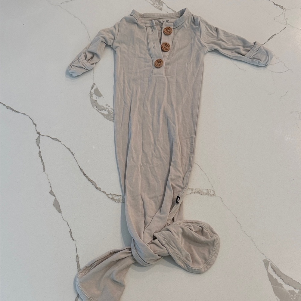 Kyte BABY “Oat” Knotted Gown with Wooden Buttons